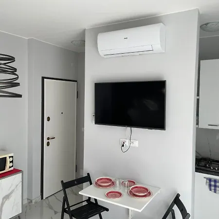 Wh - Cuore - Attico Monolocale Con Parcheggio Gratuito - 5 Minuti Dal Centro - Wifi Apartment